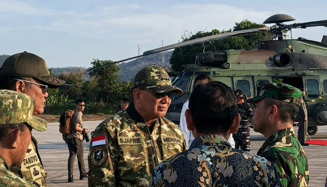 Menhan Sjafrie Sjamsoeddin antar 20 ton bantuan ke NTT, usai upacara kemerdekaan di Istana Negara, Senin (17/8). Foto: Dok. Kemhan