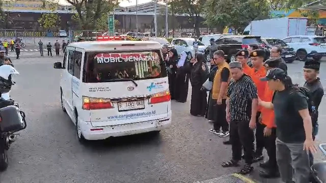 Iring iringan dan pemakaman jenazah relawan Ahmad Zaki yang gugur saat bantu korban gempa NTT. Foto: Dok. Kantor SAR Jakarta/PORTALBMI.ID