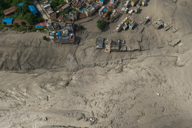Kondisi lumpur yang menutupi pemukiman warga pascabencana banjir bandang di Trishuli, Distrik Nuwakot, Nepal, Kamis (27/8/2026). Foto: Navesh Chitrakar/REUTERS