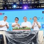Direktur Utama BRI, Hary Gunardi (berkacamata hitam) bersalaman dengan Wali Kota New Taipei, Hou Yu-Ih (侯友宜) dalam acara Festival Budaya Indonesia di New Taipei City Hall, 23 Agustus 2026. (Sumber foto: CNA)