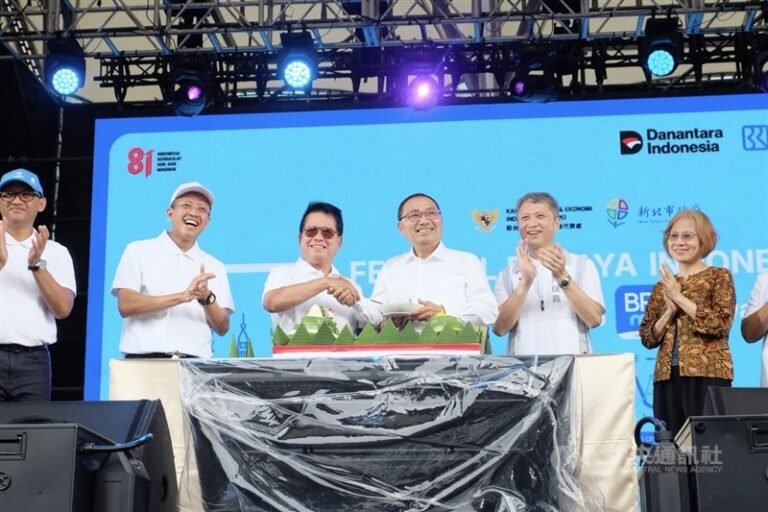 Direktur Utama BRI, Hary Gunardi (berkacamata hitam) bersalaman dengan Wali Kota New Taipei, Hou Yu-Ih (侯友宜) dalam acara Festival Budaya Indonesia di New Taipei City Hall, 23 Agustus 2026. (Sumber foto: CNA)