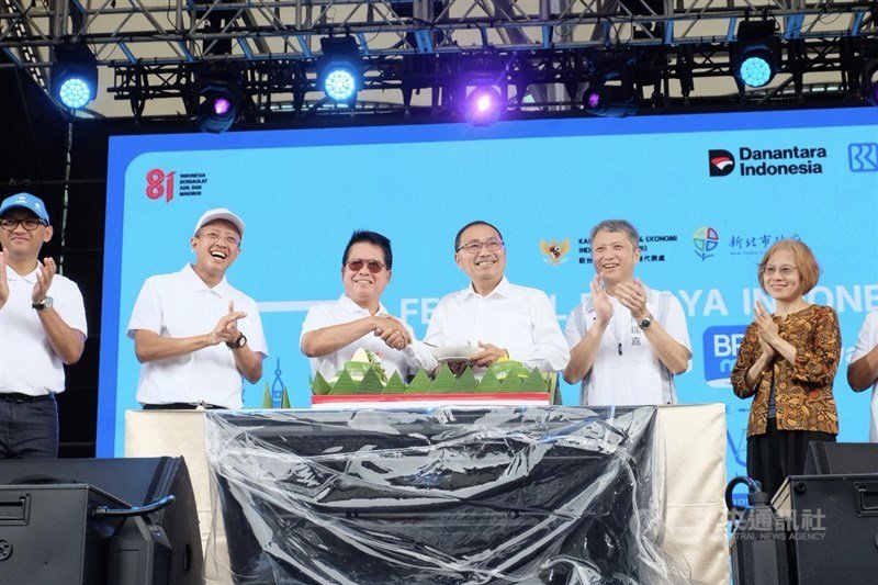Direktur Utama BRI, Hary Gunardi (berkacamata hitam) bersalaman dengan Wali Kota New Taipei, Hou Yu-Ih (侯友宜) dalam acara Festival Budaya Indonesia di New Taipei City Hall, 23 Agustus 2026. (Sumber foto: CNA)