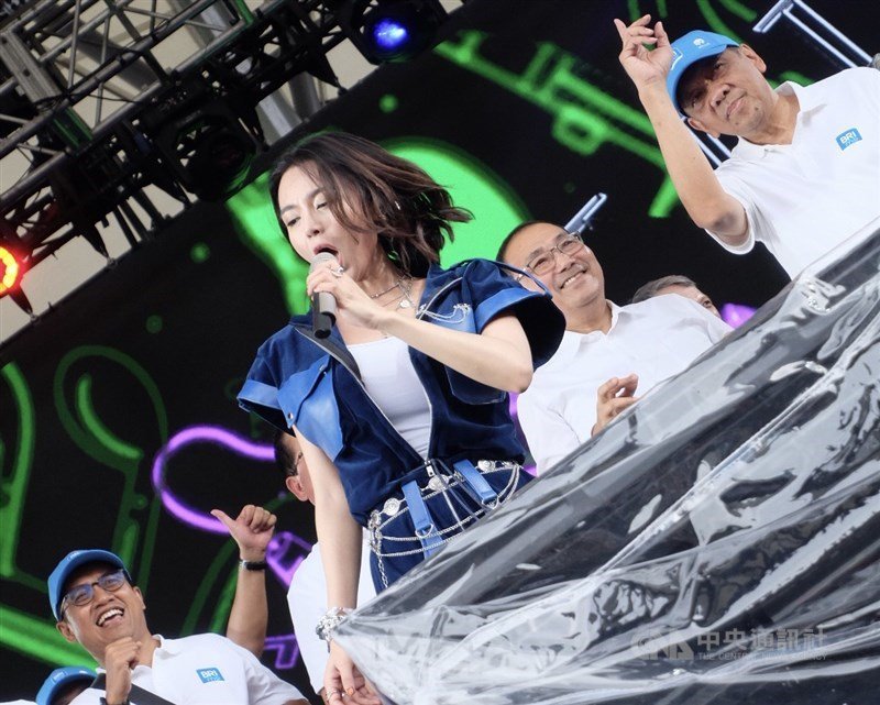 Wika Salim bergoyang sesuai irama di panggung Festival Budaya Indonesia, New Taipei. (Sumber Foto : CNA, 23 Agustus 2026)