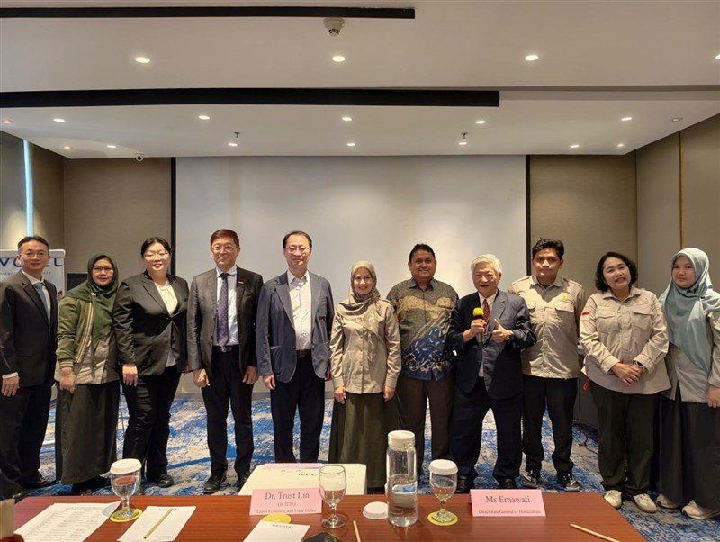 Delegasi penelitian dan survei lapangan budidaya tanaman obat dari Taiwan melakukan pertukaran dengan Kementerian Pertanian dan Badan Pengawas Obat dan Makanan Republik Indonesia. (Sumber Foto : Delegasi Taiwan)