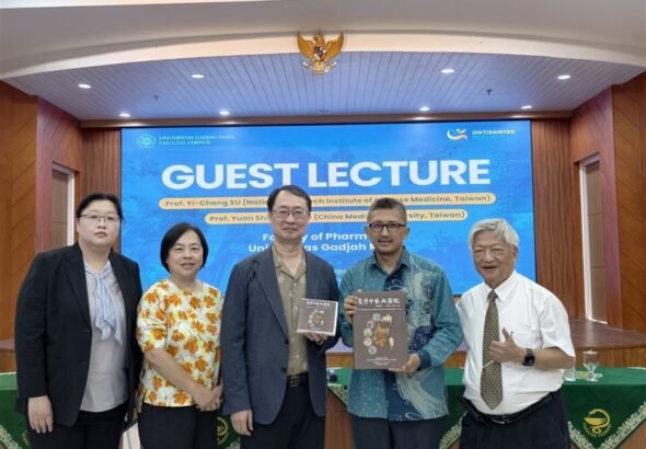 Profesor Chang Yuan-shiun (kanan), Direktur Su Yi-chang (tengah), Wakil Dekan Nanang Fakhrudin (kedua dari kanan), dan yang lainnya di Universitas Gadjah Mada. (Sumber Foto : Delegasi Taiwan)