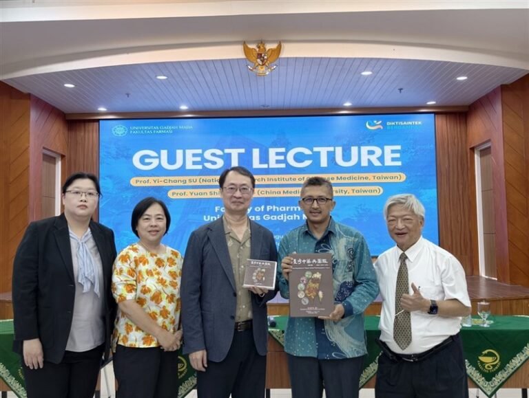 Profesor Chang Yuan-shiun (kanan), Direktur Su Yi-chang (tengah), Wakil Dekan Nanang Fakhrudin (kedua dari kanan), dan yang lainnya di Universitas Gadjah Mada. (Sumber Foto : Delegasi Taiwan)