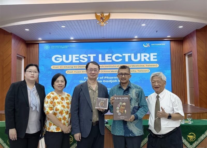 Profesor Chang Yuan-shiun (kanan), Direktur Su Yi-chang (tengah), Wakil Dekan Nanang Fakhrudin (kedua dari kanan), dan yang lainnya di Universitas Gadjah Mada. (Sumber Foto : Delegasi Taiwan)
