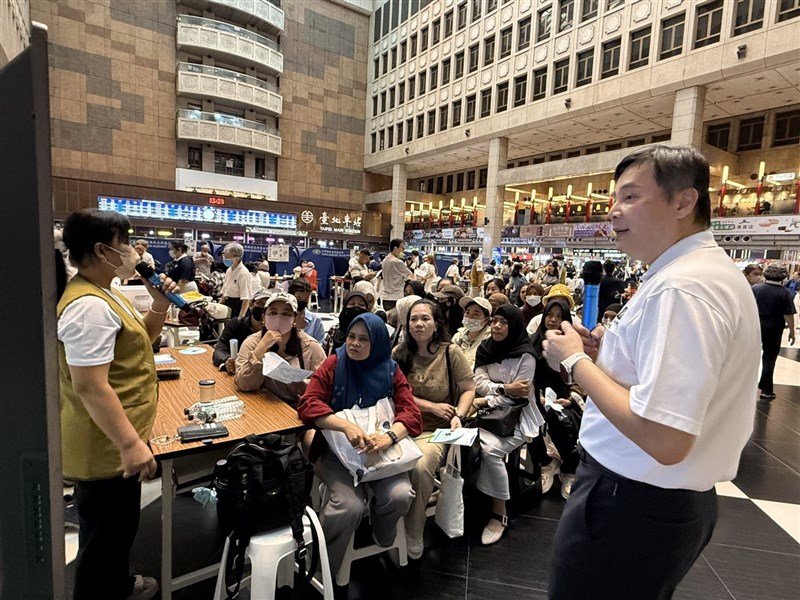 Pemeriksaan kesehatan gratis pekerja migran di aula Taipei Main Station. (Sumber Foto : Kantor Pekerja Migran dan Disabilitas Kota Taipei)