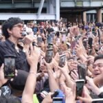 Duta, vokalis Sheila on 7 sapa para penggemar di Festival Budaya Indonesia, New Taipei. (Sumber Foto : CNA, 23 Agustus 2026)