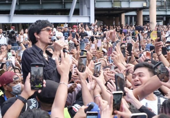 Duta, vokalis Sheila on 7 sapa para penggemar di Festival Budaya Indonesia, New Taipei. (Sumber Foto : CNA, 23 Agustus 2026)