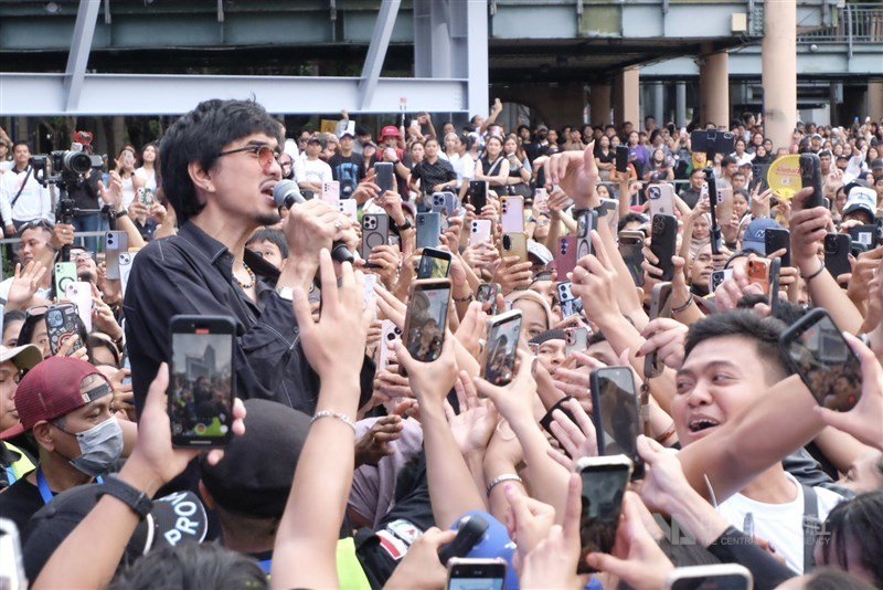 Duta, vokalis Sheila on 7 sapa para penggemar di Festival Budaya Indonesia, New Taipei. (Sumber Foto : CNA, 23 Agustus 2026)