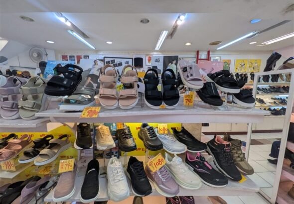 Beragam sandal dan sepatu buatan Indonesia. (Sumber Foto : KDEI Taipei).