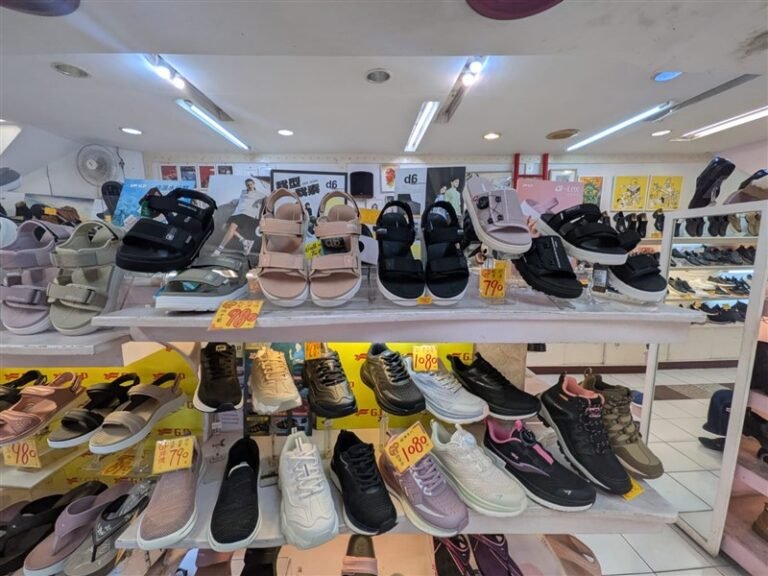 Beragam sandal dan sepatu buatan Indonesia. (Sumber Foto : KDEI Taipei).