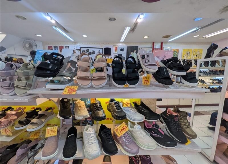 Beragam sandal dan sepatu buatan Indonesia. (Sumber Foto : KDEI Taipei).