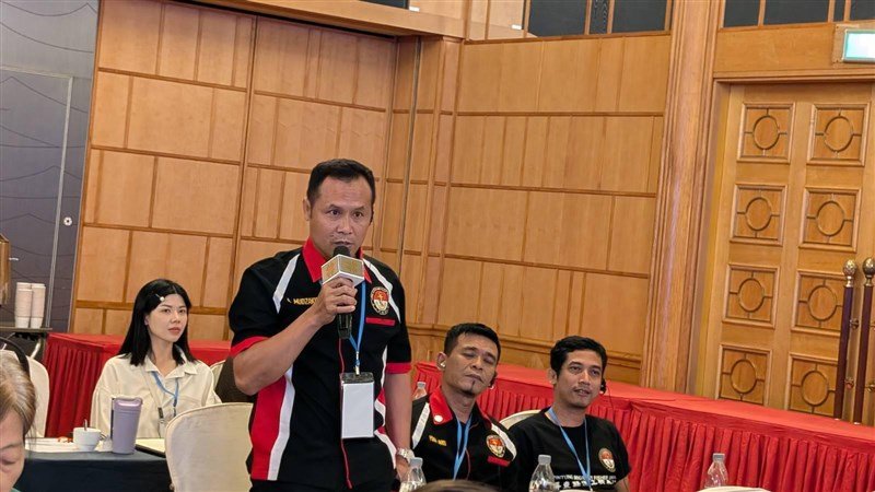 Muzakir dari FOSPI pun juga mengungkapkan isu terpenting lainnya seperti perlindungan bagi para ABK migran ketika ada taifun untuk dievakuasi dan tidak tinggal di kapal. (Sumber Foto : Muzakir)