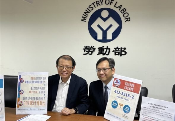 Pejabat Kementerian Ketenagakerjaan Wang Hou-wei (kiri) dan CEO Legal Aid Foundation Steven Chou menghadiri jumpa pers di Taipei pada Selasa. (Sumber Foto : CNA, 19 Agustus 2026)