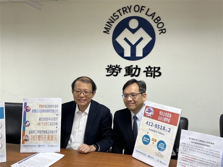 Pejabat Kementerian Ketenagakerjaan Wang Hou-wei (kiri) dan CEO Legal Aid Foundation Steven Chou menghadiri jumpa pers di Taipei pada Selasa. (Sumber Foto : CNA, 19 Agustus 2026)