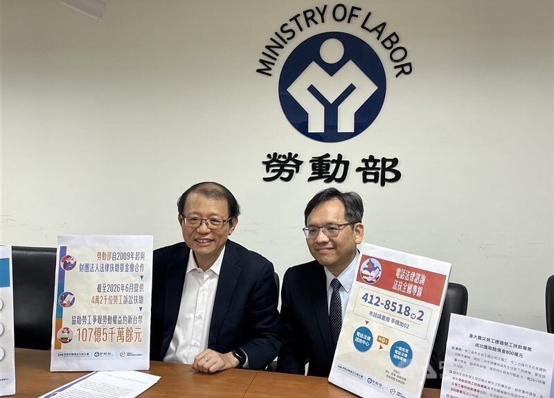 Pejabat Kementerian Ketenagakerjaan Wang Hou-wei (kiri) dan CEO Legal Aid Foundation Steven Chou menghadiri jumpa pers di Taipei pada Selasa. (Sumber Foto : CNA, 19 Agustus 2026)