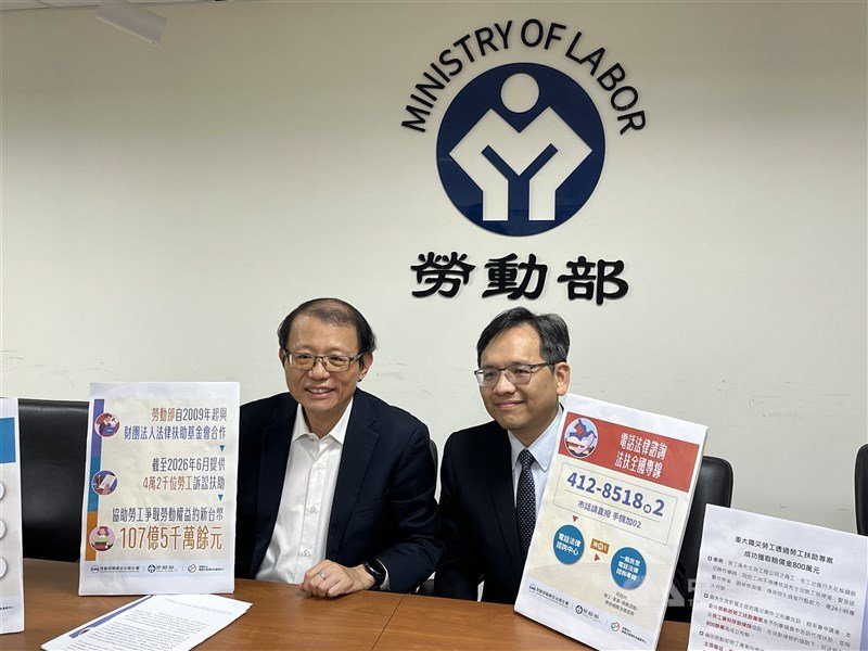 Pejabat Kementerian Ketenagakerjaan Wang Hou-wei (kiri) dan CEO Legal Aid Foundation Steven Chou menghadiri jumpa pers di Taipei pada Selasa. (Sumber Foto : CNA, 19 Agustus 2026)