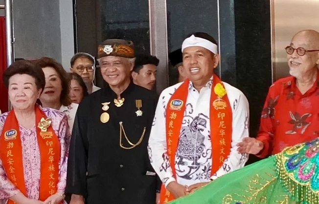 Ketua MASDA Jabar Anton Charliyan (kedua dari kiri) saat mendampingi Gubernur Jabar Dedi Mulyadi (kedua dari kanan) meresmikan Pusat Kebudayaan Tionghoa Jabar di Jl. Nana Rohana Nomor 99, Kota Bandung, Selasa (25/8/2026). FOTO: PORTALBMI.ID