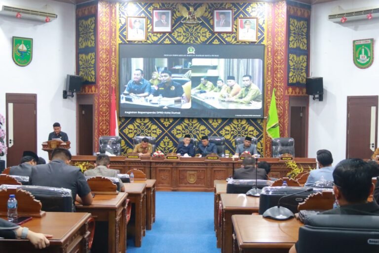 Wali Kota Dumai, Paisal, saat menghadiri Rapat Paripurna dalam rangka Pembicaraan Tingkat I Ranperda) Semester II. FOTO: MC Dumai/PORTALBMI.ID