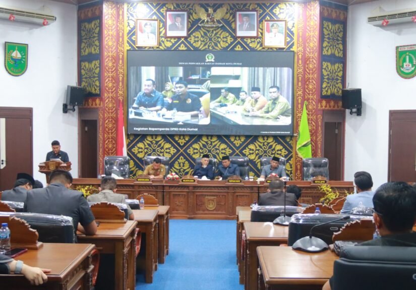 Wali Kota Dumai, Paisal, saat menghadiri Rapat Paripurna dalam rangka Pembicaraan Tingkat I Ranperda) Semester II. FOTO: MC Dumai/PORTALBMI.ID