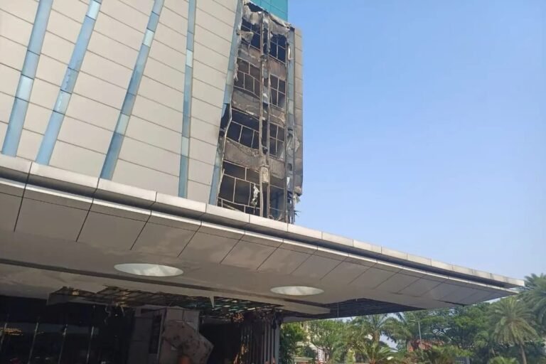 Kebakaran melanda Hotel Pullman yang terletak di Central Park, Grogol Petamburan, Jakarta Barat, pada Sabtu pagi, 1 Agustus 2026. FOTO: PORTALBMI.ID