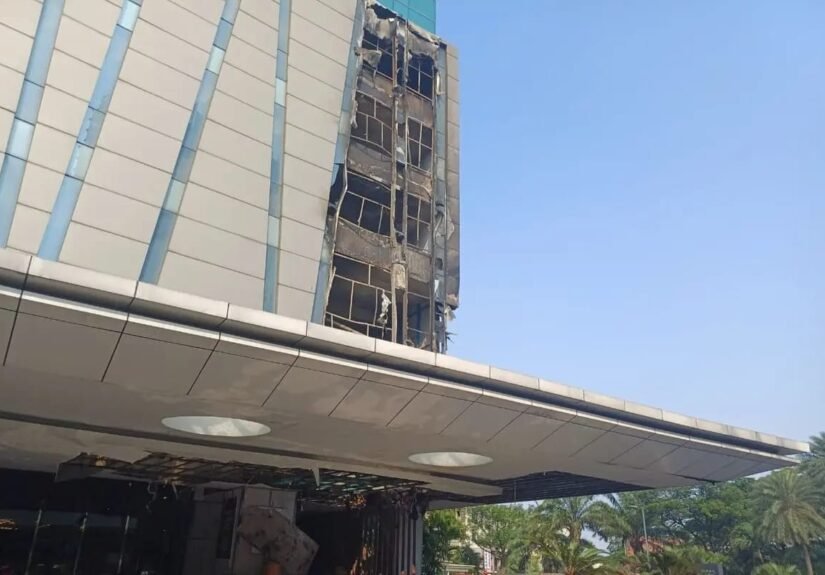 Kebakaran melanda Hotel Pullman yang terletak di Central Park, Grogol Petamburan, Jakarta Barat, pada Sabtu pagi, 1 Agustus 2026. FOTO: PORTALBMI.ID