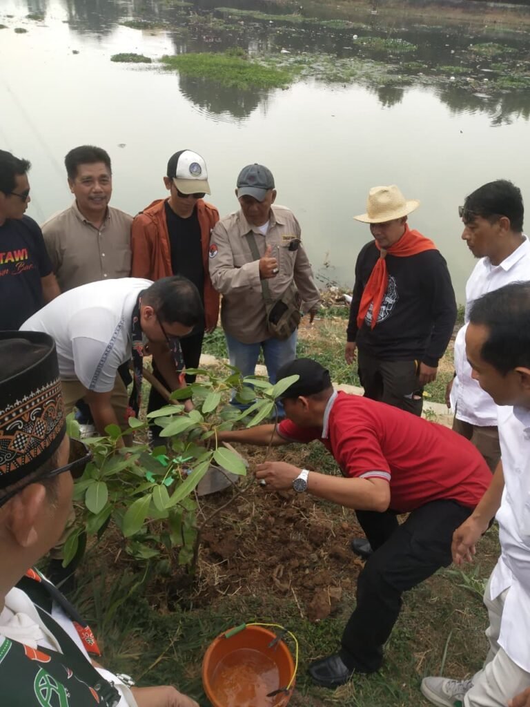 Penanaman pohon di bantaran Situ 7 Muara Pamulang oleh Wakil Wali Kota Pilar Saga Ichsan bersama seluruh peserta. FOTO: Henny06/PORTALBMI.ID