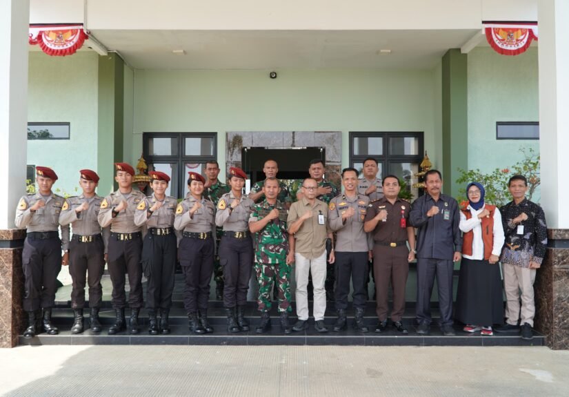 Polres Kebumen mendukung pelaksanaan Kegiatan Integratif Bhakti Taruna Akademi Kepolisian (Akpol) Tahun Anggaran 2026 yang diawali dengan penyambutan enam Taruna Akpol di Makodim 0709/Kebumen. FOTO: Humas Polres Kebumen/PORTALBMI.ID