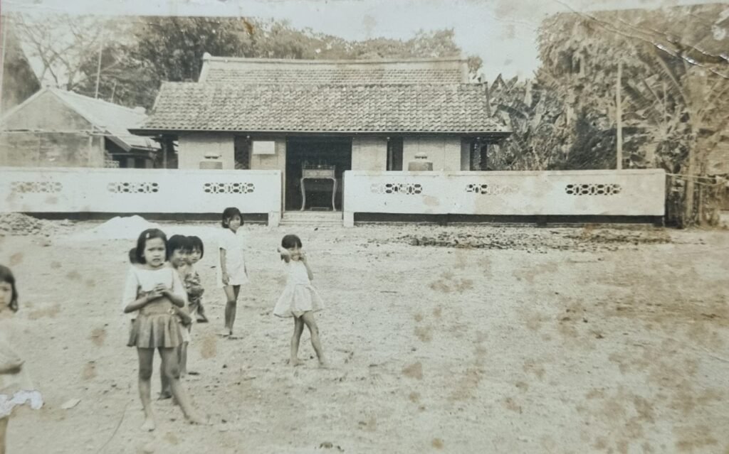 Klenteng/Vihara Boen Hay Bio Ketika itu masih berbentuk rumah kebaya yang berdinding papan dengan dua pintu. FOTO: PORTALBMI.ID