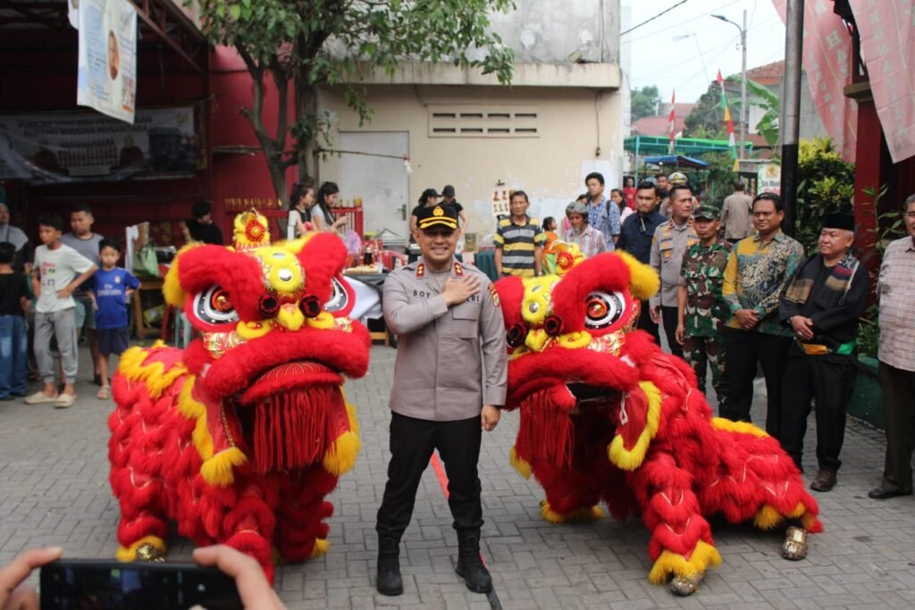 Kapolres Tangsel AKBP Boy Jumalolo, S.H., S.I.K., M.H. menghadiri kegiatan peringatan Hari Ulang Tahun Vihara Boen Hay Bio ke-337 yang berlokasi di Jalan M Arohim, Cilenggang, Serpong, Kota Tangerang Selatan. FOTO: PORTALBMI.ID