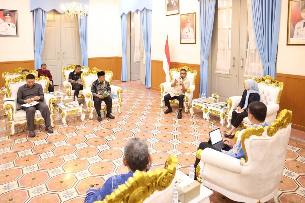 Andra Soni saat menerima audiensi perwakilan masyarakat dari tiga kecamatan itu di Gedung Negara Provinsi Banten, Kota Serang, Kamis (6/8/2026). FOTO: Setda Prov Banten/PORTALBMI.ID