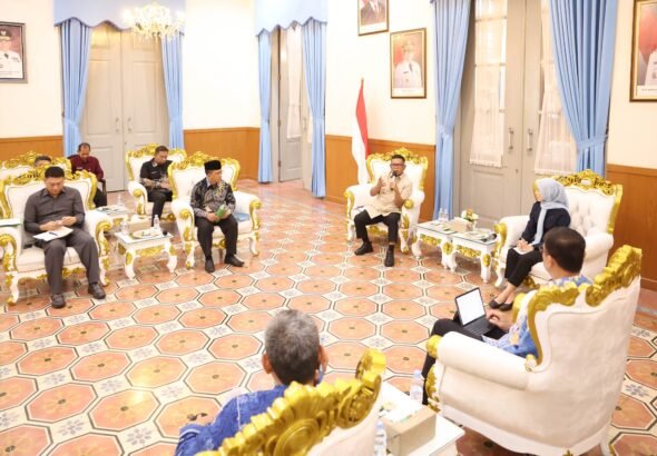 Andra Soni saat menerima audiensi perwakilan masyarakat dari tiga kecamatan itu di Gedung Negara Provinsi Banten, Kota Serang, Kamis (6/8/2026). FOTO: Setda Prov Banten/PORTALBMI.ID