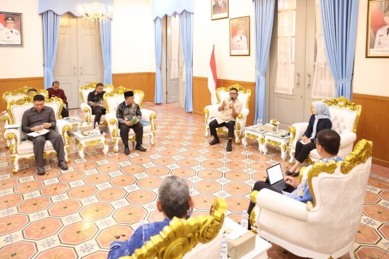 Andra Soni saat menerima audiensi perwakilan masyarakat dari tiga kecamatan itu di Gedung Negara Provinsi Banten, Kota Serang, Kamis (6/8/2026). FOTO: Setda Prov Banten/PORTALBMI.ID