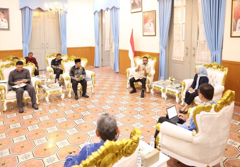 Andra Soni saat menerima audiensi perwakilan masyarakat dari tiga kecamatan itu di Gedung Negara Provinsi Banten, Kota Serang, Kamis (6/8/2026). FOTO: Setda Prov Banten/PORTALBMI.ID