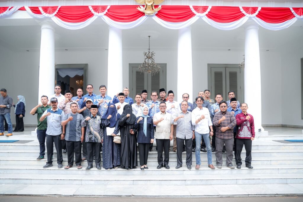 Andra Soni saat menerima audiensi perwakilan masyarakat dari tiga kecamatan itu di Gedung Negara Provinsi Banten, Kota Serang, Kamis (6/8/2026). FOTO: Setda Prov Banten/PORTALBMI.ID