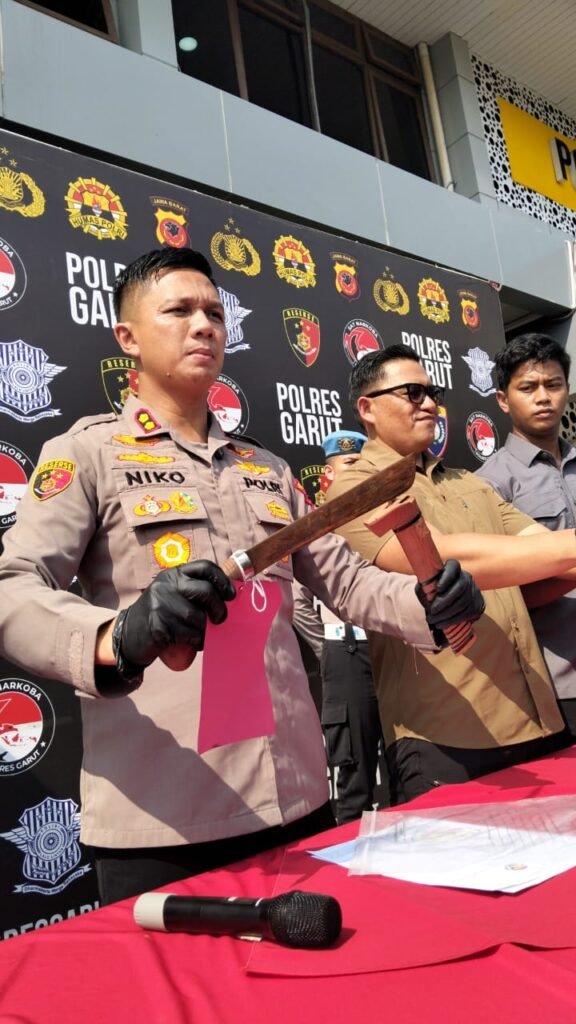 Polres Garut menyampaikan perkembangan penanganan perkara penganiayaan berat yang mengakibatkan satu orang meninggal dunia. FOTO: Imam06/PORTALBMI.ID