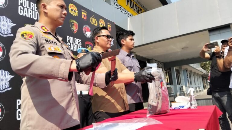 Polres Garut menyampaikan perkembangan penanganan perkara penganiayaan berat yang mengakibatkan satu orang meninggal dunia. FOTO: Imam06/PORTALBMI.ID