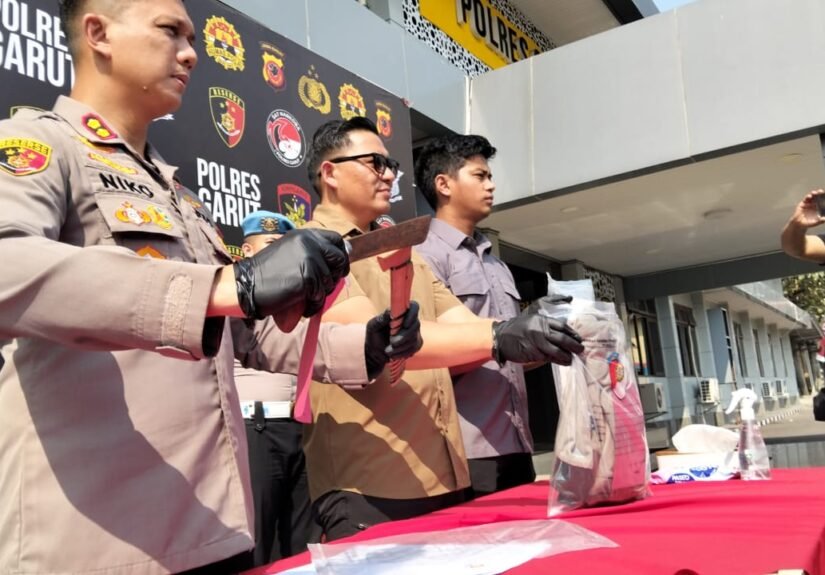 Polres Garut menyampaikan perkembangan penanganan perkara penganiayaan berat yang mengakibatkan satu orang meninggal dunia. FOTO: Imam06/PORTALBMI.ID