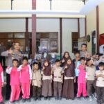 Polres Kebumen membagikan perlengkapan sekolah kepada 15 siswa di Kecamatan Sempor, Jumat (7/8/2026). FOTO: Imam06/PORTALBMI.ID