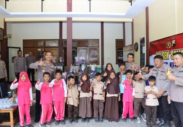 Polres Kebumen membagikan perlengkapan sekolah kepada 15 siswa di Kecamatan Sempor, Jumat (7/8/2026). FOTO: Imam06/PORTALBMI.ID