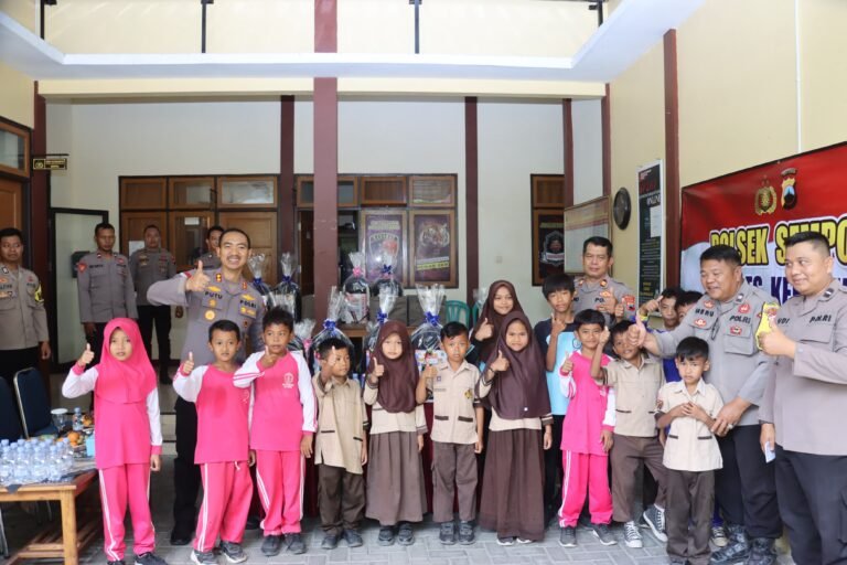Polres Kebumen membagikan perlengkapan sekolah kepada 15 siswa di Kecamatan Sempor, Jumat (7/8/2026). FOTO: Imam06/PORTALBMI.ID