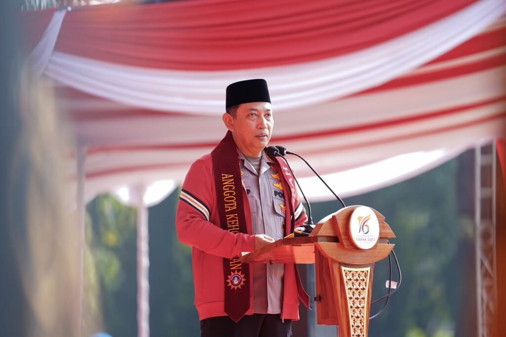 Kapolri Jenderal Polisi Drs. Listyo Sigit Prabowo, M.Si., dianugerahi sebagai Anggota Kehormatan Tapak Suci Putera Muhammadiyah dalam Opening Ceremony Muktamar XVI Tapak Suci Putera Muhammadiyah. FOTO: Bid Humas Polda Jateng/PORTALBMI.ID
