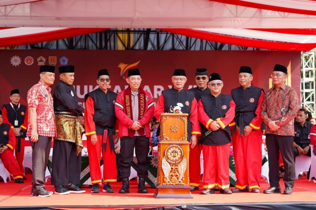 Kapolri Jenderal Polisi Drs. Listyo Sigit Prabowo, M.Si., dianugerahi sebagai Anggota Kehormatan Tapak Suci Putera Muhammadiyah dalam Opening Ceremony Muktamar XVI Tapak Suci Putera Muhammadiyah. FOTO: Bid Humas Polda Jateng/PORTALBMI.ID