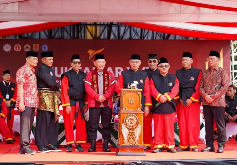 Kapolri Jenderal Polisi Drs. Listyo Sigit Prabowo, M.Si., dianugerahi sebagai Anggota Kehormatan Tapak Suci Putera Muhammadiyah dalam Opening Ceremony Muktamar XVI Tapak Suci Putera Muhammadiyah. FOTO: Bid Humas Polda Jateng/PORTALBMI.ID