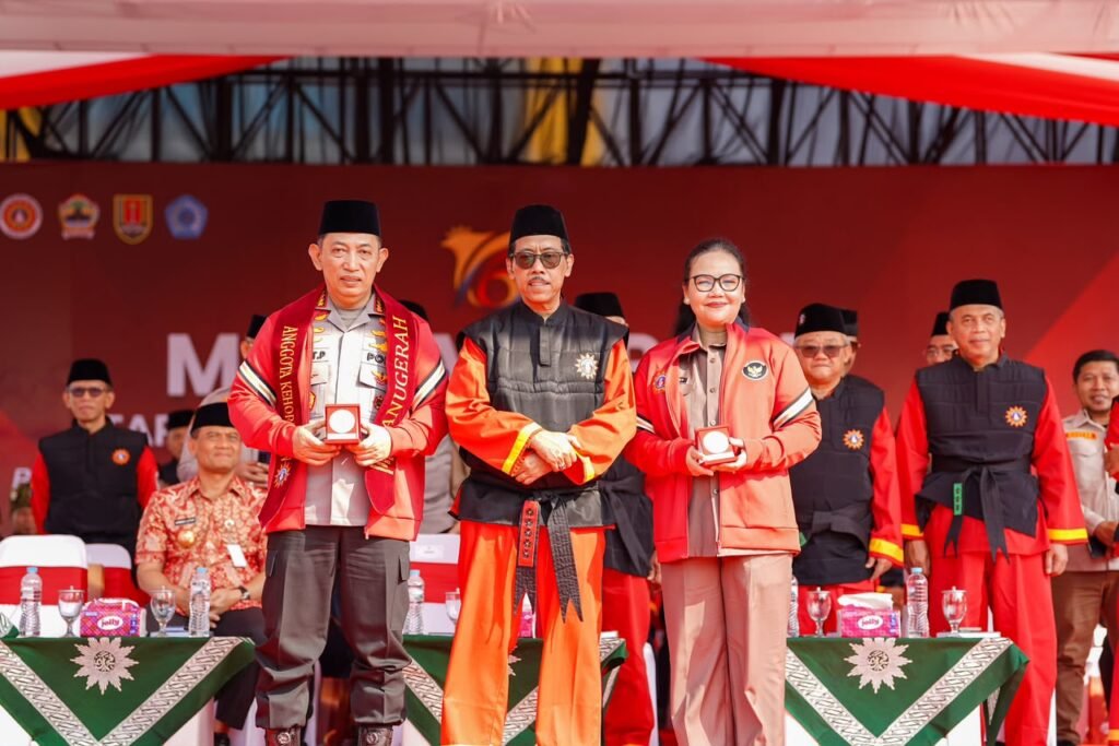 Kapolri Jenderal Polisi Drs. Listyo Sigit Prabowo, M.Si., dianugerahi sebagai Anggota Kehormatan Tapak Suci Putera Muhammadiyah dalam Opening Ceremony Muktamar XVI Tapak Suci Putera Muhammadiyah. FOTO: Bid Humas Polda Jateng/PORTALBMI.ID