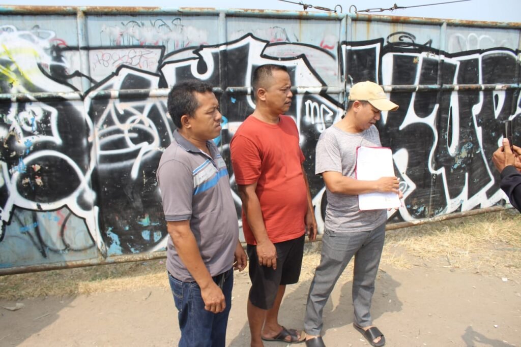 Ahli waris atas nama Asih binti Bain, dengan suaminya, Buin, serta anak-anaknya yang disebut masih hidup, yakni Suwanih binti Buin, Imah binti Buin, dan Iwan bin Buin. FOTO: PORTALBMI.ID