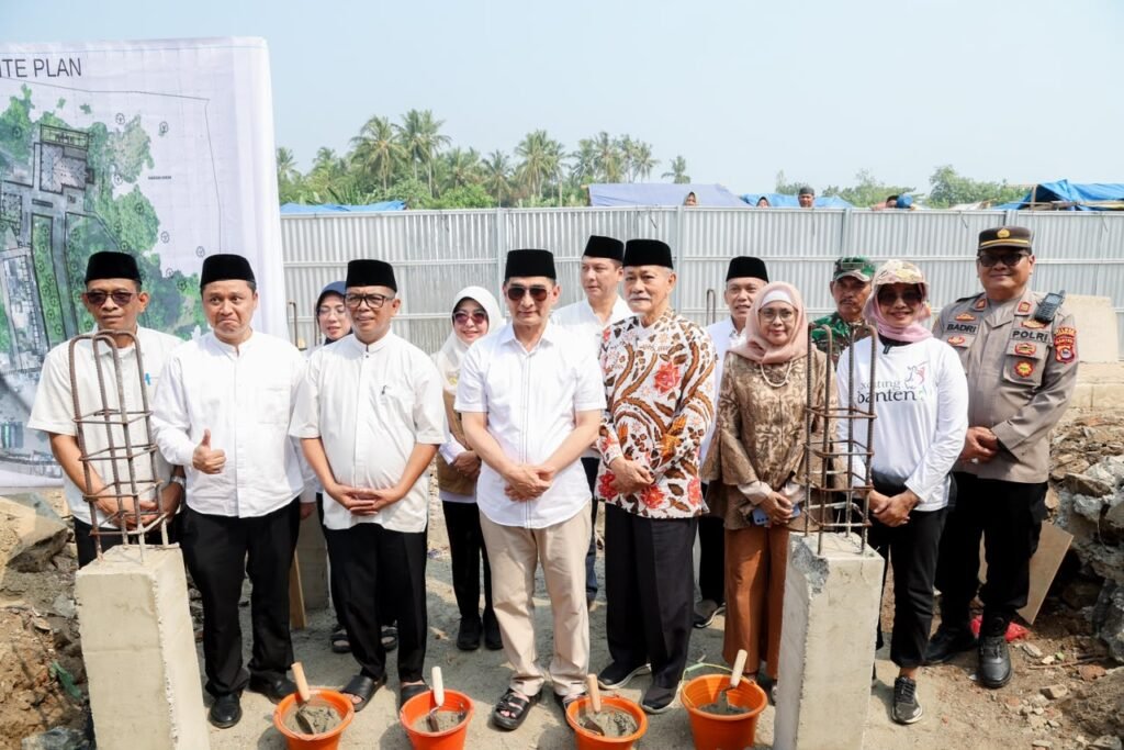Andra Soni usai melakukan peletakan batu pertama pembangunan kawasan ziarah Syekh Asnawi Caringin, Minggu (9/8/2026). FOTO: Setda Provinsi Banten