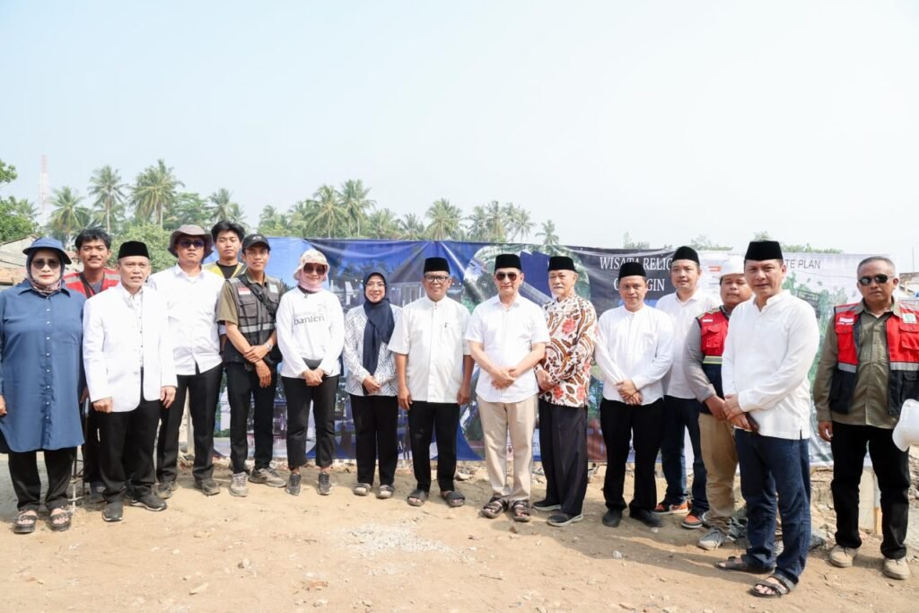 Andra Soni usai melakukan peletakan batu pertama pembangunan kawasan ziarah Syekh Asnawi Caringin, Minggu (9/8/2026). FOTO: Setda Provinsi Banten